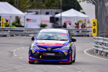 Chiangmai - 13 Kasım 2021, Toyota yarış arabası hipodrom yolunda yüksek hızda, rali spor arabası yarış sırasında yolda hızlı, Toyota Gazoo Yarış Motorsporu Tayland 'da yüksek hız, 700. yıl stadyumu, Chiangmai, Tayland