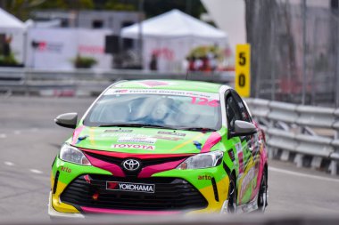 Chiangmai - 13 Kasım 2021, Toyota yarış arabası hipodrom yolunda yüksek hızda, rali spor arabası yarış sırasında yolda hızlı, Toyota Gazoo Yarış Motorsporu Tayland 'da yüksek hız, 700. yıl stadyumu, Chiangmai, Tayland