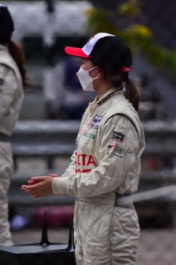 Chiangmai - 13 Kasım 2021, Toyota yarış arabası hipodrom yolunda yüksek hızda, rali spor arabası yarış sırasında yolda hızlı, Toyota Gazoo Yarış Motorsporu Tayland 'da yüksek hız, 700. yıl stadyumu, Chiangmai, Tayland