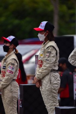 Chiangmai - 13 Kasım 2021, Toyota yarış arabası hipodrom yolunda yüksek hızda, rali spor arabası yarış sırasında yolda hızlı, Toyota Gazoo Yarış Motorsporu Tayland 'da yüksek hız, 700. yıl stadyumu, Chiangmai, Tayland