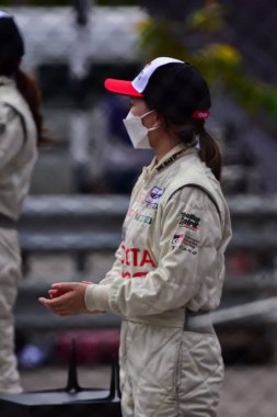 Chiangmai - 13 Kasım 2021, Toyota yarış arabası hipodrom yolunda yüksek hızda, rali spor arabası yarış sırasında yolda hızlı, Toyota Gazoo Yarış Motorsporu Tayland 'da yüksek hız, 700. yıl stadyumu, Chiangmai, Tayland