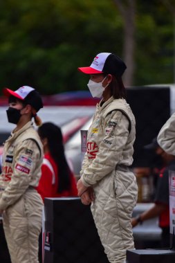 Chiangmai - 13 Kasım 2021, Toyota yarış arabası hipodrom yolunda yüksek hızda, rali spor arabası yarış sırasında yolda hızlı, Toyota Gazoo Yarış Motorsporu Tayland 'da yüksek hız, 700. yıl stadyumu, Chiangmai, Tayland