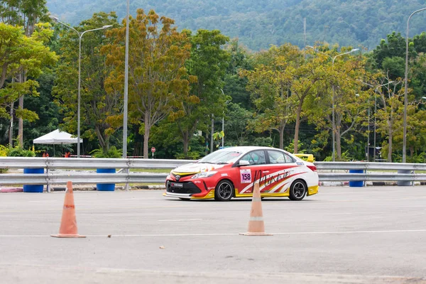 Chiangmai - 13 Kasım 2021, Toyota yarış arabası hipodrom yolunda yüksek hızda, rali spor arabası yarış sırasında yolda hızlı, Toyota Gazoo Yarış Motorsporu Tayland 'da yüksek hız, 700. yıl stadyumu, Chiangmai, Tayland