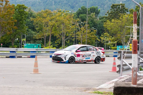 Chiangmai - 13 Kasım 2021, Toyota yarış arabası hipodrom yolunda yüksek hızda, rali spor arabası yarış sırasında yolda hızlı, Toyota Gazoo Yarış Motorsporu Tayland 'da yüksek hız, 700. yıl stadyumu, Chiangmai, Tayland