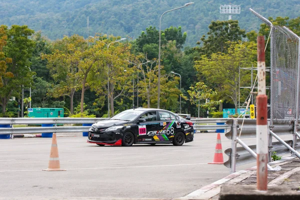 Chiangmai - 13 Kasım 2021, Toyota yarış arabası hipodrom yolunda yüksek hızda, rali spor arabası yarış sırasında yolda hızlı, Toyota Gazoo Yarış Motorsporu Tayland 'da yüksek hız, 700. yıl stadyumu, Chiangmai, Tayland