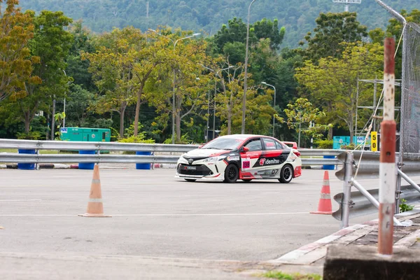 Chiangmai - 13 Kasım 2021, Toyota yarış arabası hipodrom yolunda yüksek hızda, rali spor arabası yarış sırasında yolda hızlı, Toyota Gazoo Yarış Motorsporu Tayland 'da yüksek hız, 700. yıl stadyumu, Chiangmai, Tayland