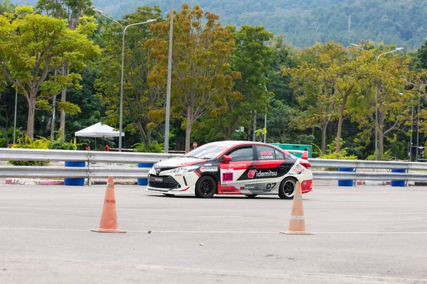 Chiangmai - 13 Kasım 2021, Toyota yarış arabası hipodrom yolunda yüksek hızda, rali spor arabası yarış sırasında yolda hızlı, Toyota Gazoo Yarış Motorsporu Tayland 'da yüksek hız, 700. yıl stadyumu, Chiangmai, Tayland