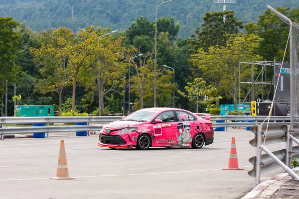Chiangmai - 13 Kasım 2021, Toyota yarış arabası hipodrom yolunda yüksek hızda, rali spor arabası yarış sırasında yolda hızlı, Toyota Gazoo Yarış Motorsporu Tayland 'da yüksek hız, 700. yıl stadyumu, Chiangmai, Tayland
