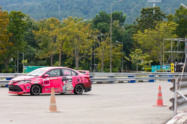 Chiangmai - 13 Kasım 2021, Toyota yarış arabası hipodrom yolunda yüksek hızda, rali spor arabası yarış sırasında yolda hızlı, Toyota Gazoo Yarış Motorsporu Tayland 'da yüksek hız, 700. yıl stadyumu, Chiangmai, Tayland