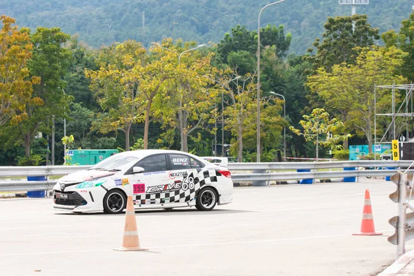 Chiangmai - 13 Kasım 2021, Toyota yarış arabası hipodrom yolunda yüksek hızda, rali spor arabası yarış sırasında yolda hızlı, Toyota Gazoo Yarış Motorsporu Tayland 'da yüksek hız, 700. yıl stadyumu, Chiangmai, Tayland