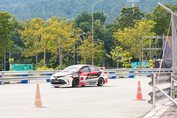 Chiangmai - 13 Kasım 2021, Toyota yarış arabası hipodrom yolunda yüksek hızda, rali spor arabası yarış sırasında yolda hızlı, Toyota Gazoo Yarış Motorsporu Tayland 'da yüksek hız, 700. yıl stadyumu, Chiangmai, Tayland
