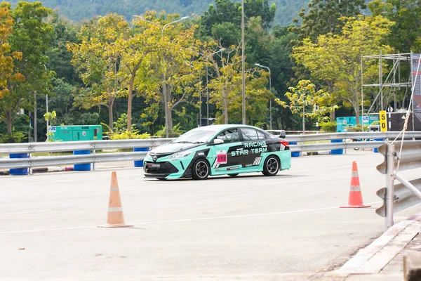Chiangmai - 13 Kasım 2021, Toyota yarış arabası hipodrom yolunda yüksek hızda, rali spor arabası yarış sırasında yolda hızlı, Toyota Gazoo Yarış Motorsporu Tayland 'da yüksek hız, 700. yıl stadyumu, Chiangmai, Tayland