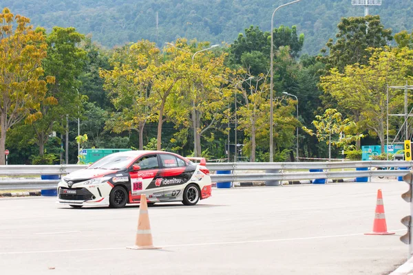 Chiangmai - 13 Kasım 2021, Toyota yarış arabası hipodrom yolunda yüksek hızda, rali spor arabası yarış sırasında yolda hızlı, Toyota Gazoo Yarış Motorsporu Tayland 'da yüksek hız, 700. yıl stadyumu, Chiangmai, Tayland