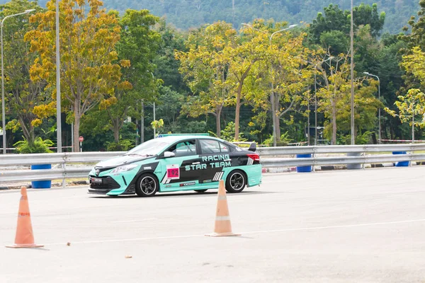 Chiangmai - 13 Kasım 2021, Toyota yarış arabası hipodrom yolunda yüksek hızda, rali spor arabası yarış sırasında yolda hızlı, Toyota Gazoo Yarış Motorsporu Tayland 'da yüksek hız, 700. yıl stadyumu, Chiangmai, Tayland