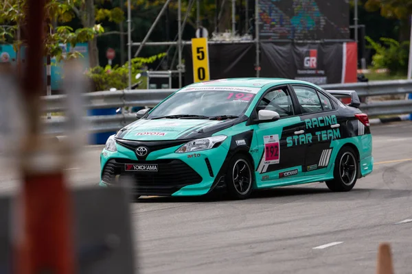Chiangmai - 13 Kasım 2021, Toyota yarış arabası hipodrom yolunda yüksek hızda, rali spor arabası yarış sırasında yolda hızlı, Toyota Gazoo Yarış Motorsporu Tayland 'da yüksek hız, 700. yıl stadyumu, Chiangmai, Tayland