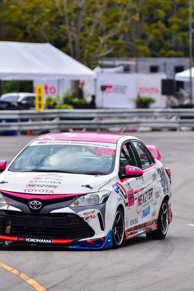 Chiangmai - 13 Kasım 2021, Toyota yarış arabası hipodrom yolunda yüksek hızda, rali spor arabası yarış sırasında yolda hızlı, Toyota Gazoo Yarış Motorsporu Tayland 'da yüksek hız, 700. yıl stadyumu, Chiangmai, Tayland