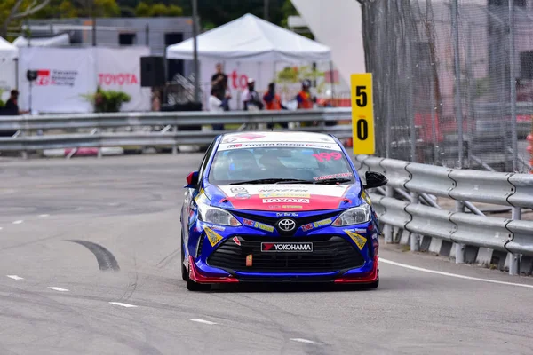 Chiangmai - 13 Kasım 2021, Toyota yarış arabası hipodrom yolunda yüksek hızda, rali spor arabası yarış sırasında yolda hızlı, Toyota Gazoo Yarış Motorsporu Tayland 'da yüksek hız, 700. yıl stadyumu, Chiangmai, Tayland