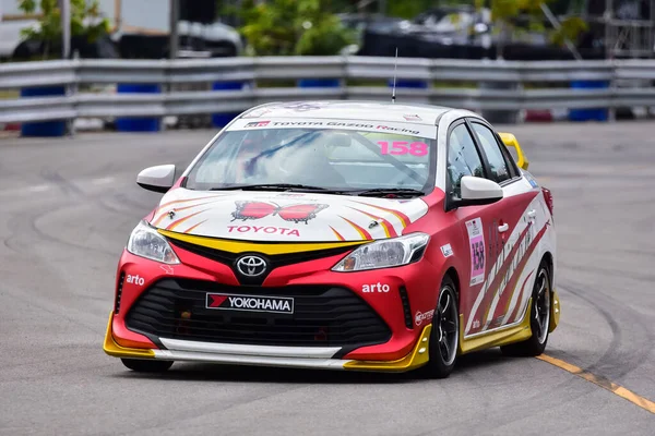 Chiangmai - 13 Kasım 2021, Toyota yarış arabası hipodrom yolunda yüksek hızda, rali spor arabası yarış sırasında yolda hızlı, Toyota Gazoo Yarış Motorsporu Tayland 'da yüksek hız, 700. yıl stadyumu, Chiangmai, Tayland
