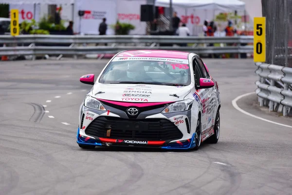 Chiangmai - 13 Kasım 2021, Toyota yarış arabası hipodrom yolunda yüksek hızda, rali spor arabası yarış sırasında yolda hızlı, Toyota Gazoo Yarış Motorsporu Tayland 'da yüksek hız, 700. yıl stadyumu, Chiangmai, Tayland