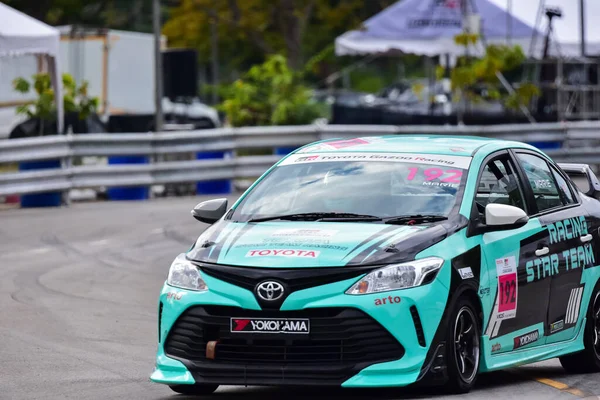 Chiangmai - 13 Kasım 2021, Toyota yarış arabası hipodrom yolunda yüksek hızda, rali spor arabası yarış sırasında yolda hızlı, Toyota Gazoo Yarış Motorsporu Tayland 'da yüksek hız, 700. yıl stadyumu, Chiangmai, Tayland