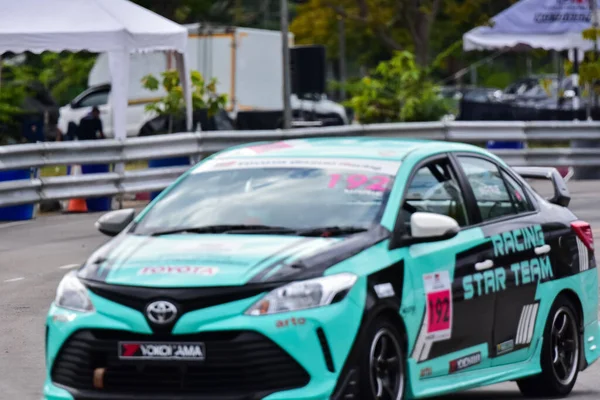 Chiangmai - 13 Kasım 2021, Toyota yarış arabası hipodrom yolunda yüksek hızda, rali spor arabası yarış sırasında yolda hızlı, Toyota Gazoo Yarış Motorsporu Tayland 'da yüksek hız, 700. yıl stadyumu, Chiangmai, Tayland