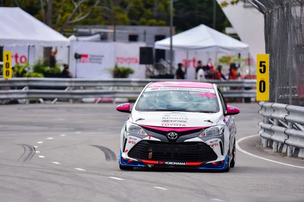 Chiangmai - 13 Kasım 2021, Toyota yarış arabası hipodrom yolunda yüksek hızda, rali spor arabası yarış sırasında yolda hızlı, Toyota Gazoo Yarış Motorsporu Tayland 'da yüksek hız, 700. yıl stadyumu, Chiangmai, Tayland