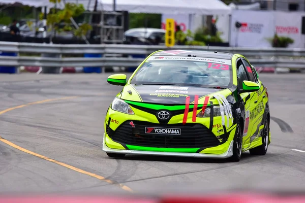 Chiangmai - 13 Kasım 2021, Toyota yarış arabası hipodrom yolunda yüksek hızda, rali spor arabası yarış sırasında yolda hızlı, Toyota Gazoo Yarış Motorsporu Tayland 'da yüksek hız, 700. yıl stadyumu, Chiangmai, Tayland