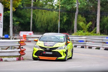 Chiangmai - 13 Kasım 2021, Toyota yarış arabası hipodrom yolunda yüksek hızda, rali spor arabası yarış sırasında yolda hızlı, Toyota Gazoo Yarış Motorsporu Tayland 'da yüksek hız, 700. yıl stadyumu, Chiangmai, Tayland