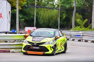 Chiangmai - 13 Kasım 2021, Toyota yarış arabası hipodrom yolunda yüksek hızda, rali spor arabası yarış sırasında yolda hızlı, Toyota Gazoo Yarış Motorsporu Tayland 'da yüksek hız, 700. yıl stadyumu, Chiangmai, Tayland