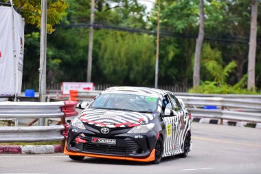 Chiangmai - 13 Kasım 2021, Toyota yarış arabası hipodrom yolunda yüksek hızda, rali spor arabası yarış sırasında yolda hızlı, Toyota Gazoo Yarış Motorsporu Tayland 'da yüksek hız, 700. yıl stadyumu, Chiangmai, Tayland