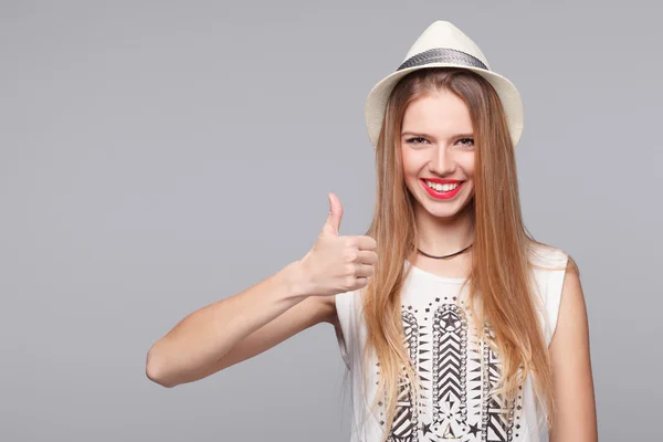 Glimlachend gelukkig jonge vrouw tonen duimschroef opwaarts, geïsoleerde op witte achtergrond — Stockfoto