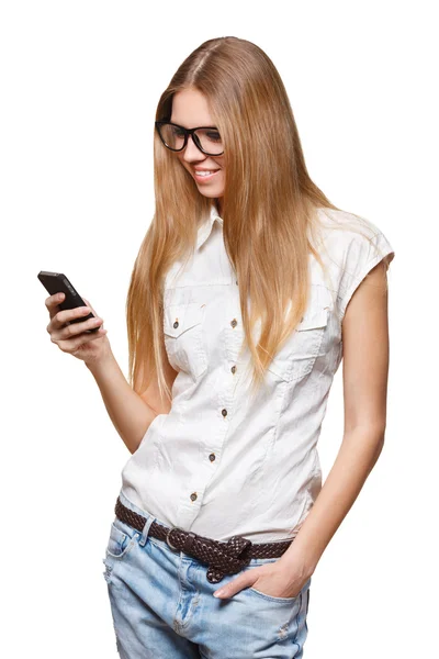 Щаслива усміхнена жінка тримає мобільний телефон, а текстові повідомлення ізольовані на білому — стокове фото