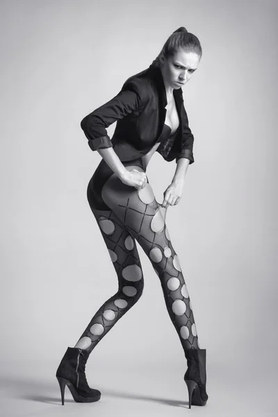 ストッキングの長い脚を持つ感情的なセクシーな女性。ファッションの女の子. — ストック写真