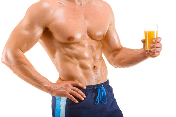 健康肌肉发达的男子手持一杯果汁，塑造腹部 — 图库照片