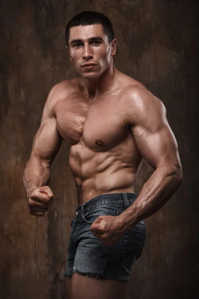 Starker muskulöser Mann. nackter Oberkörper. — Stockfoto