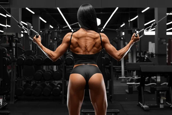 Мышечная Женщина Делает Упражнения Мышц Спины Тренажерном Зале Спортивная Девушка — стоковое фото