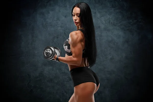Mulher Muscular Trabalhando Com Halteres Fundo Parede Fitness Menina Fazendo — Fotografia de Stock