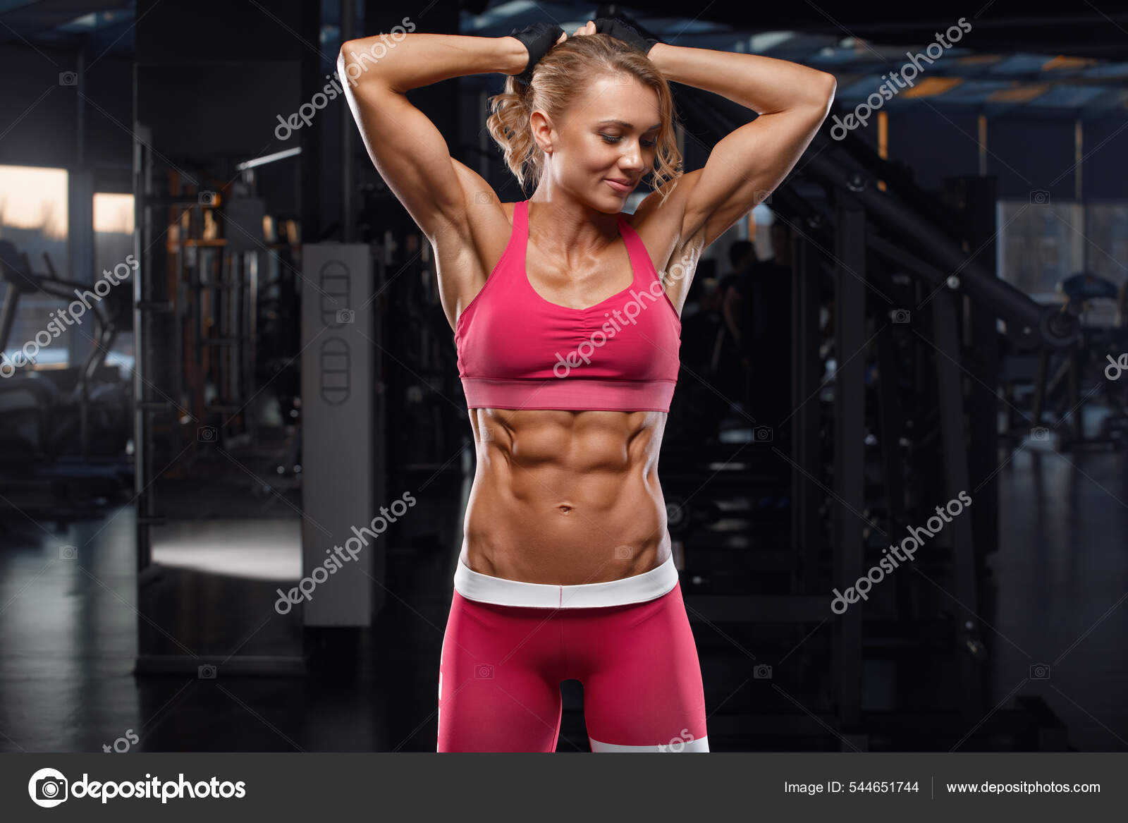 Fitness Vrouw Met Abs Platte Buik Gespierde Meid Vormige Buik stockfoto,  rechtenvrije foto door © Nikolas_jkd #544651744