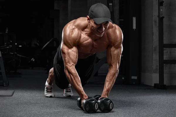 肌肉发达的男人在健身房做运动 强壮的男性赤身裸体 — 图库照片