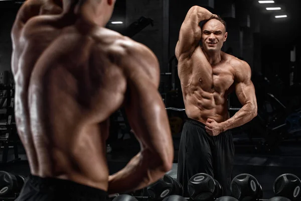 Мускулистый Человек Спортзале Показывает Мышцы Тренируется Сильный Мужской Обнажённый Пресс — стоковое фото