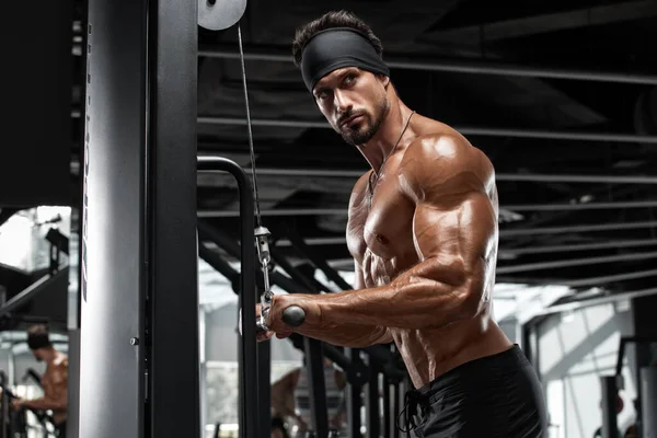 Hombre Musculoso Gimnasio Haciendo Ejercicios Para Tríceps Haciendo Ejercicio Torso —  Fotos de Stock