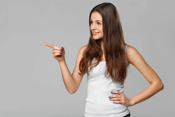 Glimlachende Opgewonden Vrouw Met Vinger Kopieerruimte Voor Product Tekst Grijze — Stockfoto