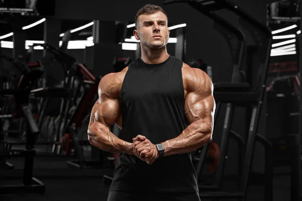 Muscular Man Gym Showing Muscles Strong Male — Stock Photo, Image