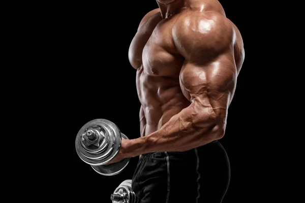 肌肉发达的男人与哑铃一起锻炼 隔离在黑色背景下 强壮的男性赤身裸体 — 图库照片