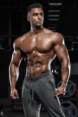 Kaslı adam spor salonunda, güçlü Arap Erkek, çıplak gövde abs çalışma dışarı