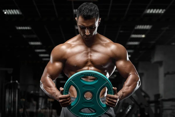 Kaslı Adam Spor Salonunda Güçlü Arap Erkek Çıplak Gövde Abs — Stok fotoğraf