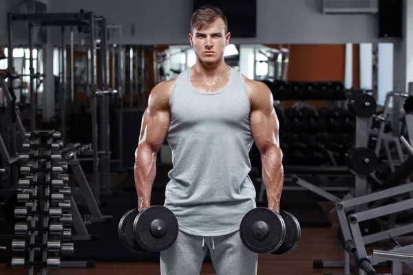 Homem Musculoso Exercitando Ginásio Fazendo Exercícios Com Halteres Homem Forte — Fotografia de Stock