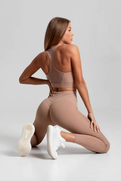 Mulher Sexy Fitness Menina Atlética Bonita Isolado Fundo Cinza — Fotografia de Stock