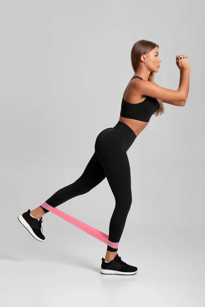 Mujer Fitness Haciendo Ejercicio Para Glúteos Con Banda Resistencia Sobre — Foto de Stock