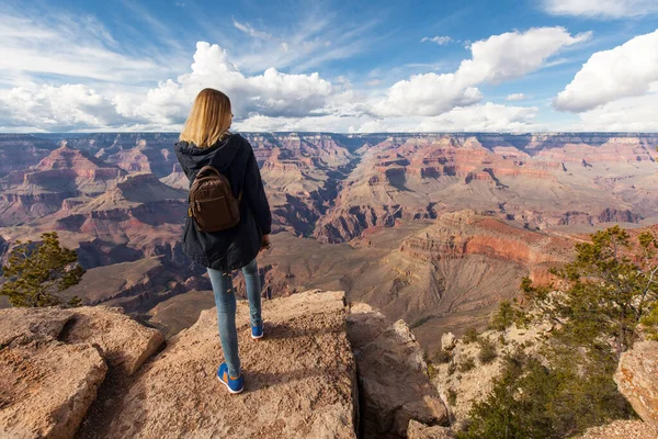 Travel Grand Canyon Woman Hiker Backpack Enjoying View Usa — Stockfoto